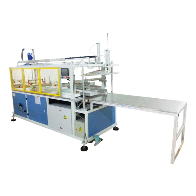 Automatic bagging machine for rectangular bottles